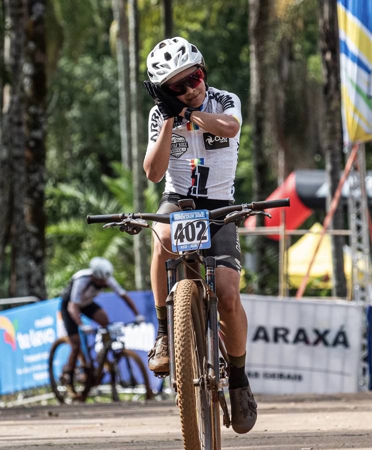 Matheus cruzando a linha de chegada na CIMTB Araxá