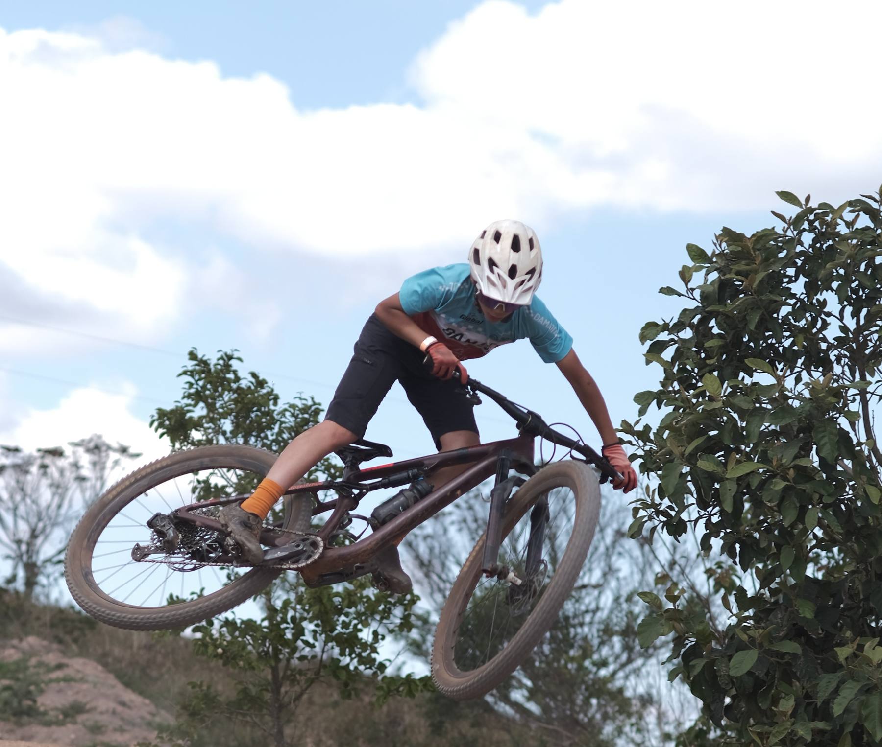 Matheus Apolinário pilotando a bike em prova de MTB