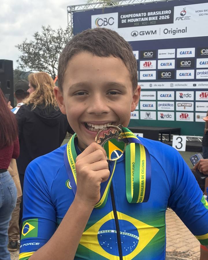 Matheus com a medalha do Campeonato Brasileiro de MTB 2026