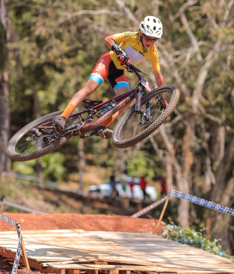 Matheus em salto durante prova de XCO